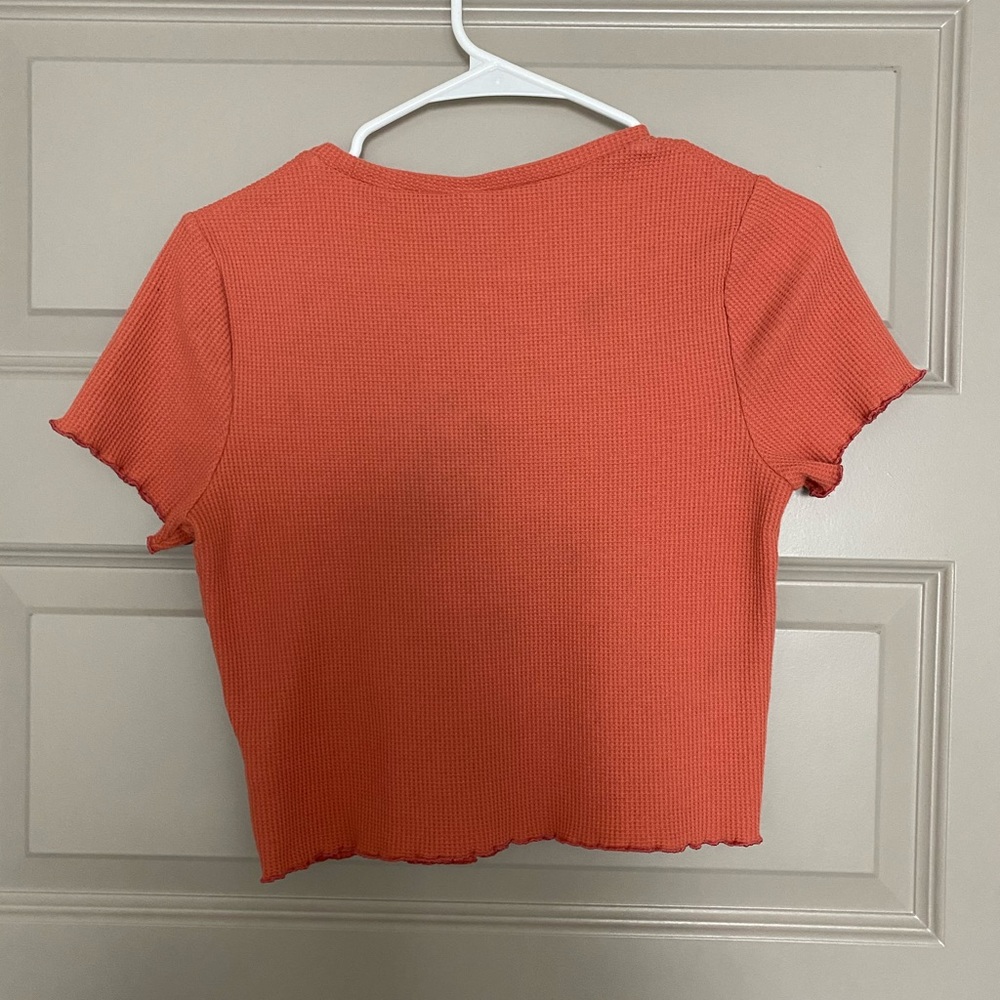 Cropped lettuce hem shirt